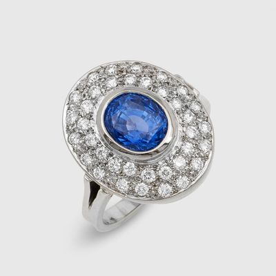 une bague en saphir bleu et diamant