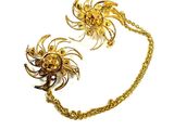 une paire de broches en forme d'araignée de couleur dorée, montées sur une chaîne plaquée or