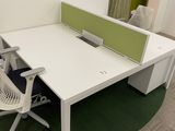 un bureau sur lequel se trouvent une chaise et un écran d'ordinateur