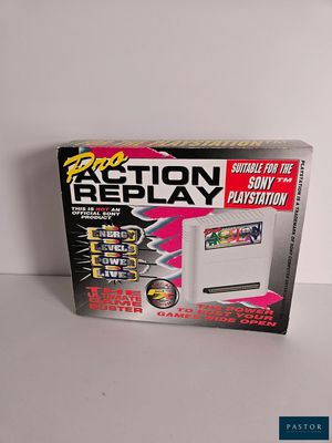 La boîte du jeu Action Replay est ouverte et le jeu est prêt à être utilisé.