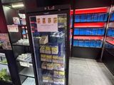 un réfrigérateur au milieu d'un magasin rempli de produits alimentaires