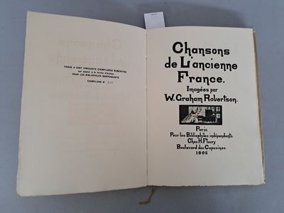 un livre ouvert sur lequel figure une image en noir et blanc