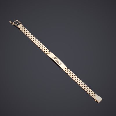un bracelet en or 18 carats avec un fermoir serti de diamants