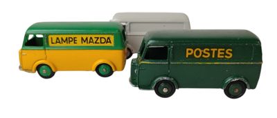 deux camions jouets assis l'un à côté de l'autre