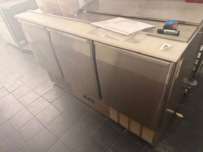 une image d'une cuisine commerciale avec des appareils en acier inoxydable