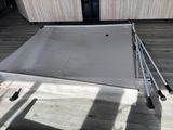 une tente blanche posée à même le sol dans la pièce
