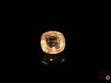 gros plan d'un diamant jaune sur une surface noire