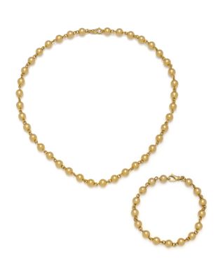 un ensemble composé d'un collier et d'un bracelet en perles dorées, sur fond blanc