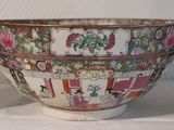 a large bowl that is sitting on a table