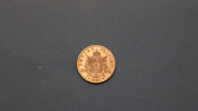 Une pièce de monnaie en or à valeur faciale de 20 francs Français...