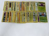 beaucoup de cartes pokemon sur la table