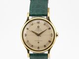 une image d'un gros plan d'une montre-bracelet sur une surface blanche