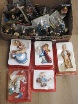 une boîte remplie de figurines de Noël posée sur une table