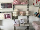 une pièce avec beaucoup d'objets sur les étagères