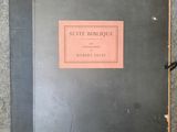 un vieux livre posé sur un sol recouvert de moquette