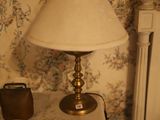 une lampe posée sur une table à côté d'un téléphone