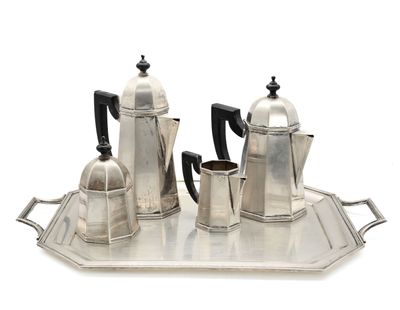 un plateau en argent sur lequel est posé un service à café en argent