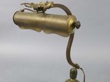 une petite lampe surmontée d'un oiseau