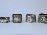 trois serviettes en argent et deux serviettes en argent posées sur une surface blanche