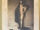 photo encadrée représentant une femme nue vêtue d'une robe noire