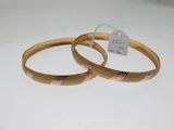 deux bracelets munis d'une étiquette, posés sur une table