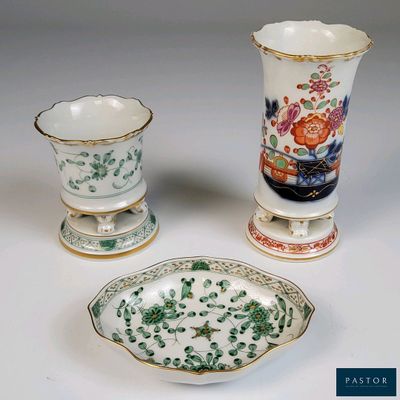 trois types de vases exposés sur une table