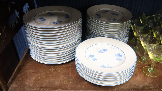 Partie de service en porcelaine de Paris modèle nuage bleu, créé ...