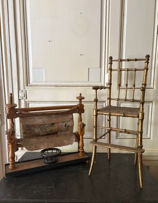 deux chaises assises l'une à côté de l'autre dans une pièce