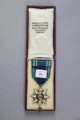 une photo d'une médaille dans une boîte posée sur une table