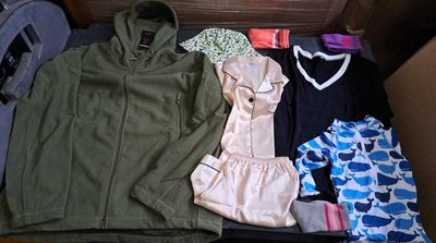 une valise remplie de vêtements et une valise posée par terre