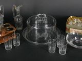 un grand nombre d'objets en verre posés sur une table