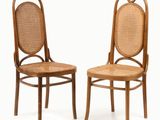 deux chaises en bois avec des assises en osier sur fond blanc