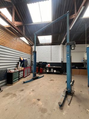 un garage rempli d'outils