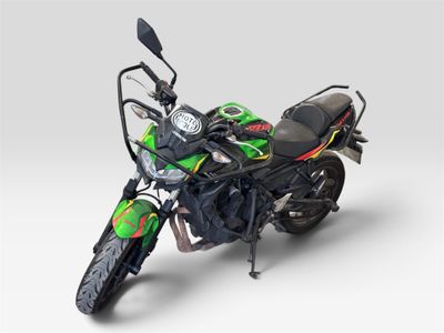 La moto est verte et noire, avec un guidon noir.