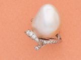 une image représentant une bague en perle blanche et diamants sur fond rose