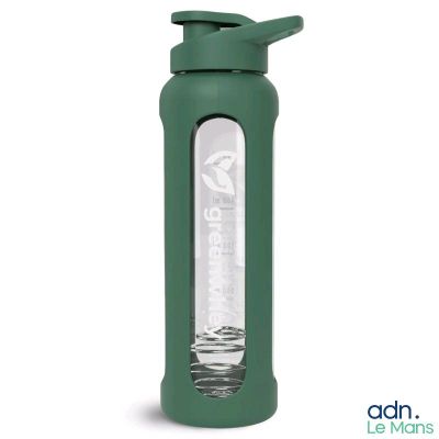 La bouteille d'eau est verte et est munie d'un bouchon en plastique.