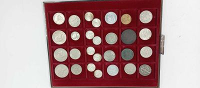 une boîte rouge contenant beaucoup de pièces de monnaie