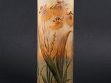 un grand vase orné de fleurs peintes sur fond noir
