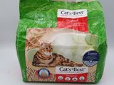 un sac de litière « Cat's Best » posé sur une table