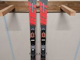 une paire de skis accrochée à un support dans un garage