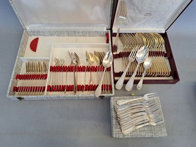 une boîte contenant de l'argenterie, posée sur une table