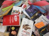 une pile de livres posée sur une table