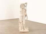 une statue de femme tenant un oiseau dans sa main