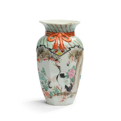 un vase orné d'un oiseau et de fleurs