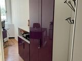 une grande armoire violette au milieu d'une pièce