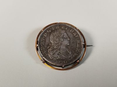 gros plan d'une pièce de monnaie sur une surface blanche