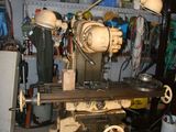 une machine qui se trouve dans une pièce avec de nombreux outils