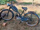 un vieux vélo abandonné dans l'herbe