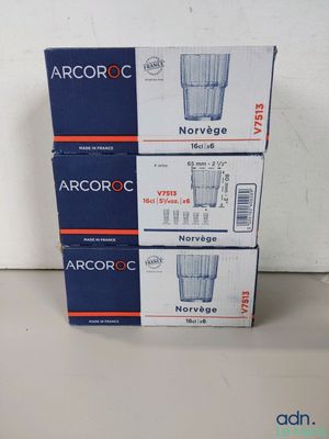 trois cartons de verrerie sont empilés les uns sur les autres
