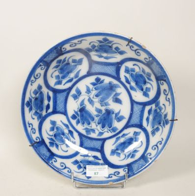 une assiette bleue et blanche ornée d'un motif floral